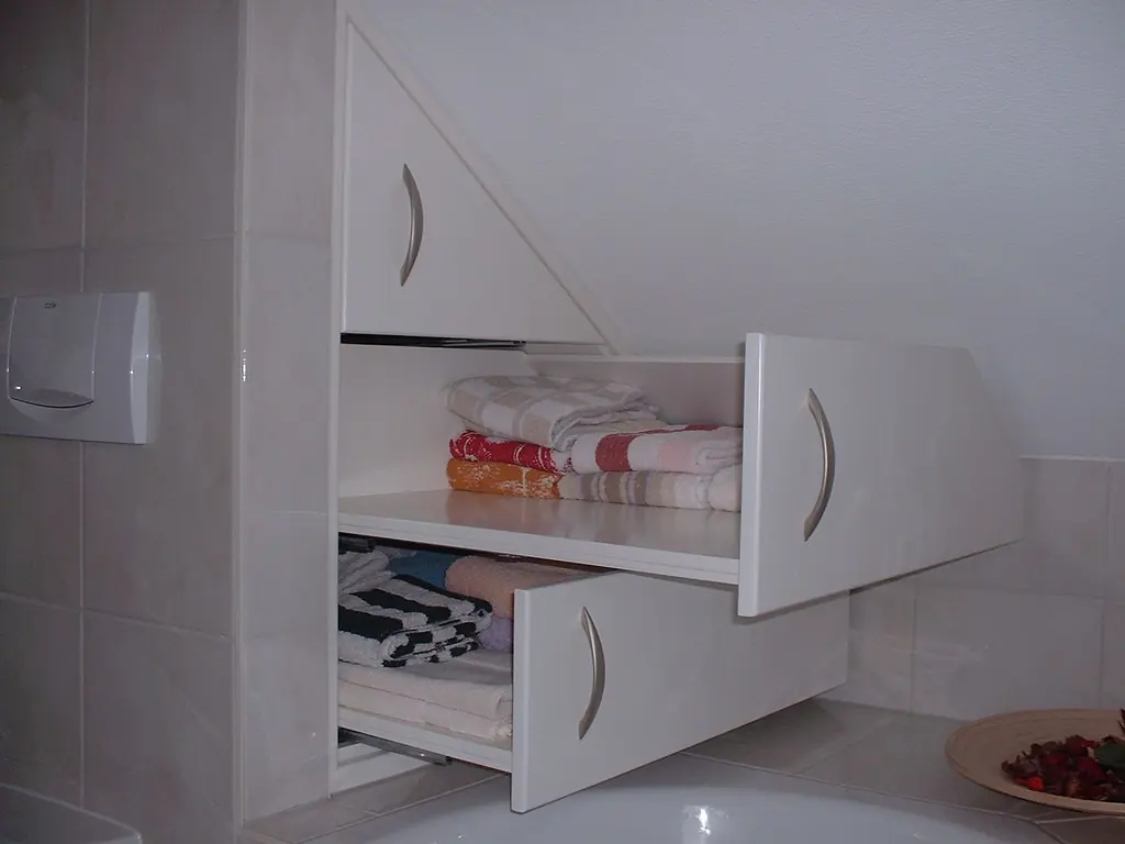 Auszüge nach Maß unter der Dachschräge im Badezimmer, weiß lackiert