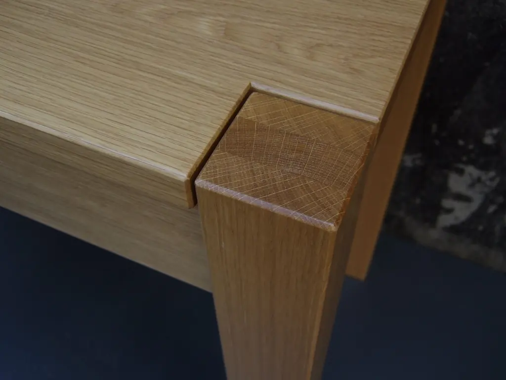 Detail: Eckverbindung von Tischbein und Platte an einem Schreibtisch aus Eiche